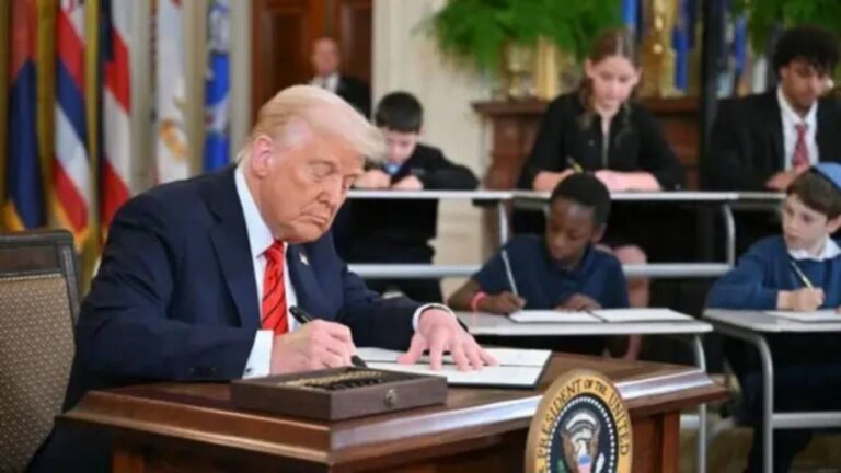El mandatario cumple una de sus promesas de campaña de reducir el tamaño del gobierno federal y devolver el control a los Estados.