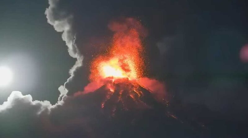 La erupción ha generado columnas de ceniza de hasta 7,000 metros sobre el nivel del mar, dispersándose hacia el noroeste, oeste y suroeste.