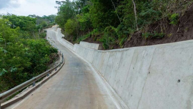 Reconstruyeron una calle de concreto hidráulico de 700 metros, incluyendo un pasaje peatonal que mejora la calidad de vida de las personas.