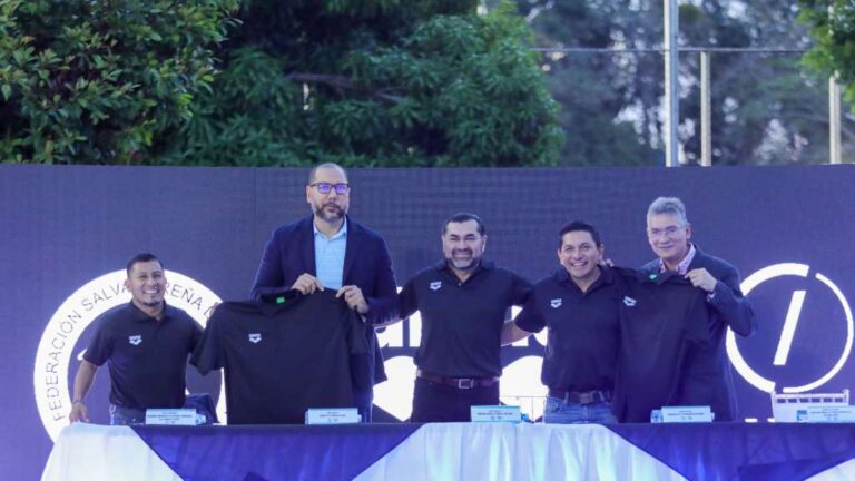 La prestigiosa marca internacional de equipos de deportes acuáticos, Arena, abre sus puertas en El Salvador y un antes después de la natación