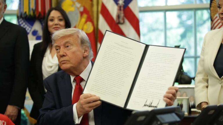 Mientras algunos sectores celebran su mano dura en migración y desregulación, otros critican su autoritarismo y la inestabilidad económica.