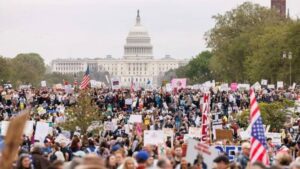 Más de 1,400 protestas simultáneas se llevaron a cabo a lo largo de EEUU para manifestarse contra las políticas del presidente Donald Trump.