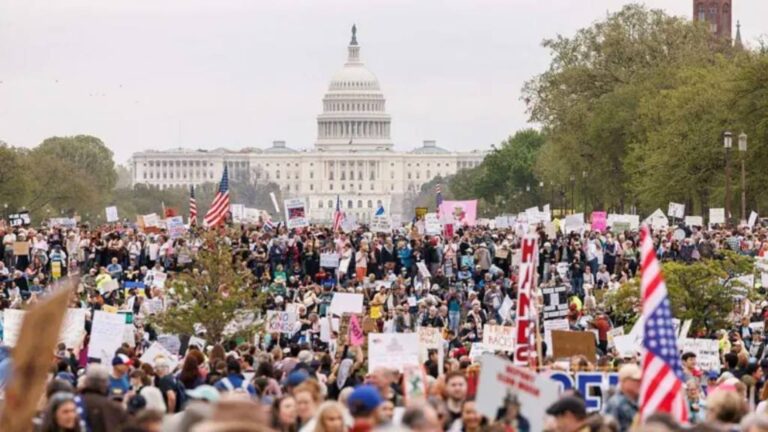 Más de 1,400 protestas simultáneas se llevaron a cabo a lo largo de EEUU para manifestarse contra las políticas del presidente Donald Trump.