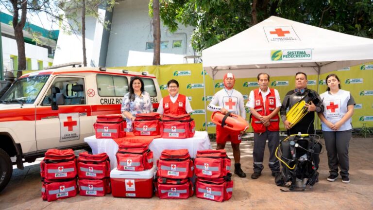 El SISTEMA FEDECRÉDITO dona a Cruz Roja, equipos para respaldar a los socorristas y guardavidas durante los “Planes de Contingencia 2025.