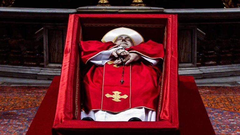Tras el entierro del Papa Francisco el 26 de abril, el Vaticano se encuentra de luto oficial de nueve días, hasta el 4 de mayo de 2025.