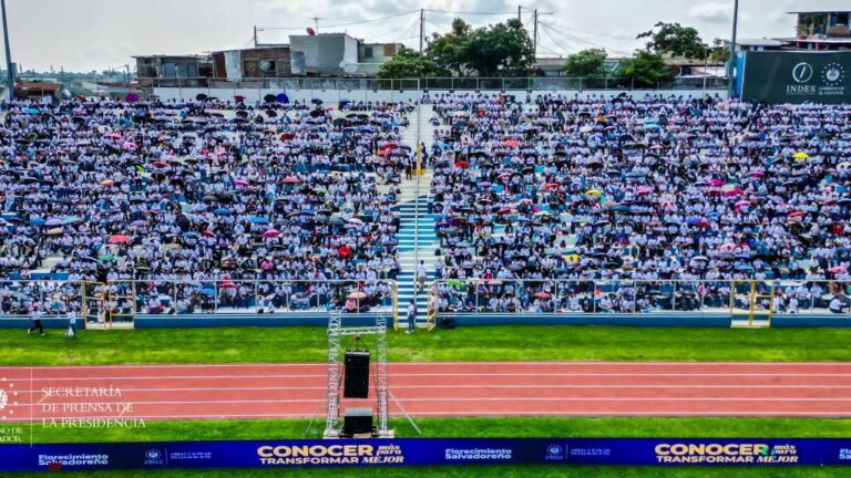 Al convivio “Conocer más para transformar mejor”, acudieron unos 6,000 jóvenes para participar en el proceso obtener una beca.