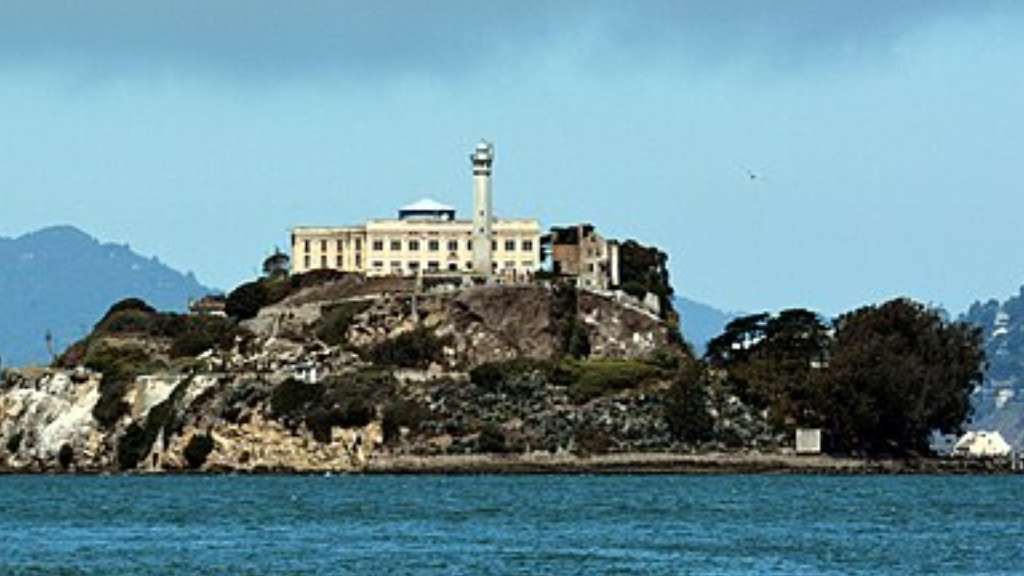 Dijo que ordenó la reapertura y ampliación de Alcatraz, cerrada desde 1963 para albergar a los "delincuentes más despiadados y violento.