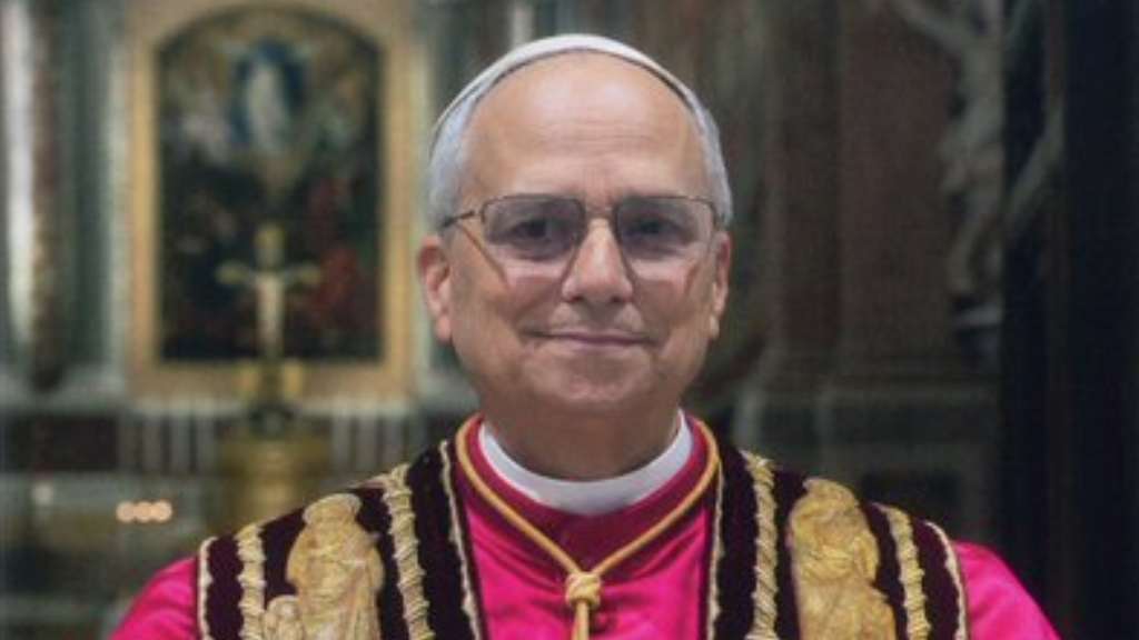 El Vaticano dio a conocer este sábado, la foto oficial del Papa León XIV, acompañado de su firma autógrafa, simbólico de su pontificado.