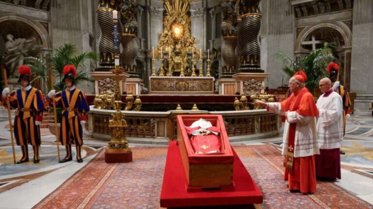 La Santa Misa de nueve días de fallecido del Papa Francisco, tendrá lugar este domingo, 4 de mayo de 2025, a las 17:00 horas (hora de Roma).