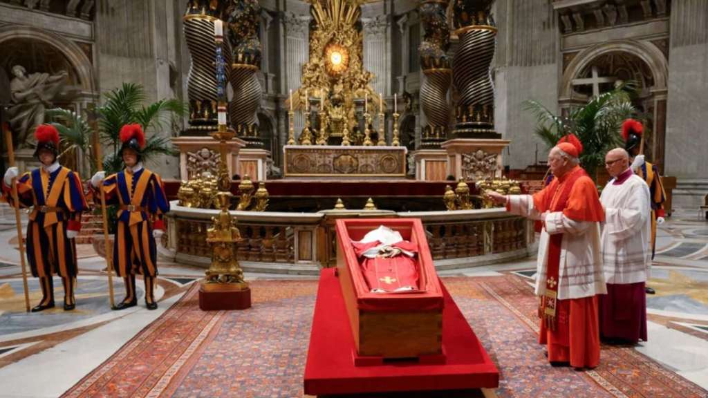 La Santa Misa de nueve días de fallecido del Papa Francisco, tendrá lugar este domingo, 4 de mayo de 2025, a las 17:00 horas (hora de Roma).