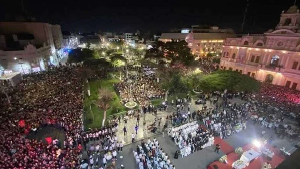 Los miles de fieles católicos que se congregaron en un ambiente de júbilo, corearon a todo pulmón “¡Papa, amigo, Chiclayo está contigo!”