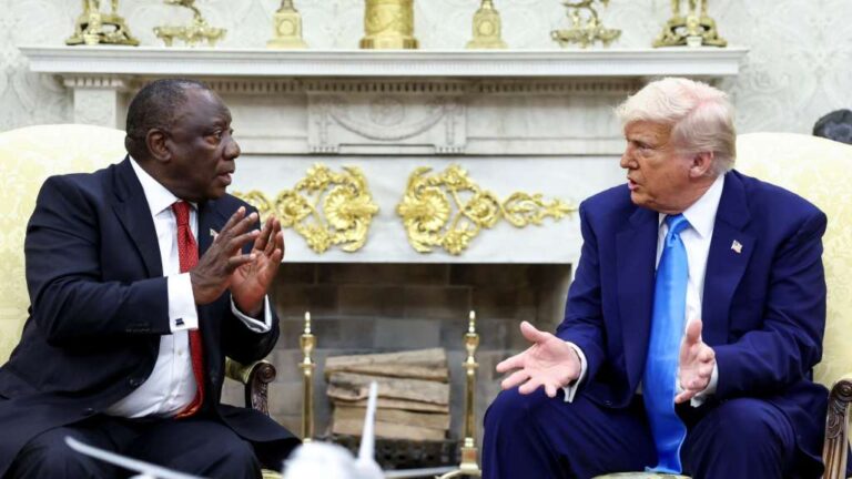 “La gente está huyendo de Sudáfrica por su seguridad” y “sus tierras están siendo confiscadas y, en muchos casos, están siendo asesinados”.