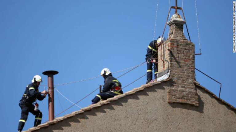 Desde el 28 de abril de 2025, la Capilla Sixtina, donde se llevará a cabo la votación, fue cerrada al público para realizar los preparativos.