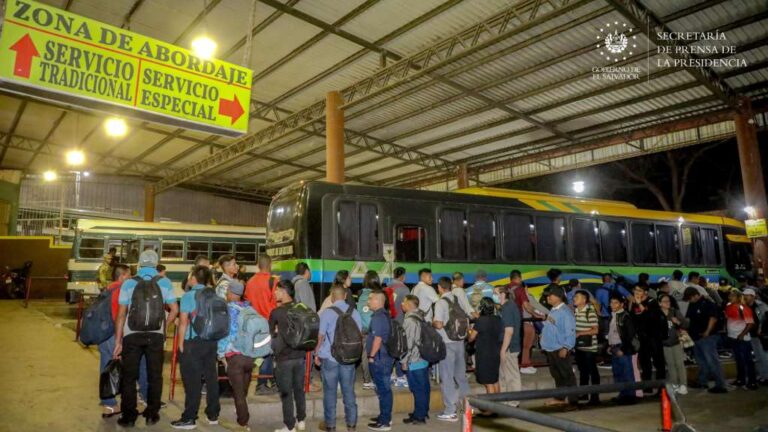El presidente Nayib Bukele, pagó este lunes, más de 12 millones de dólares a los dueños de las unidades del transporte público de pasajeros.