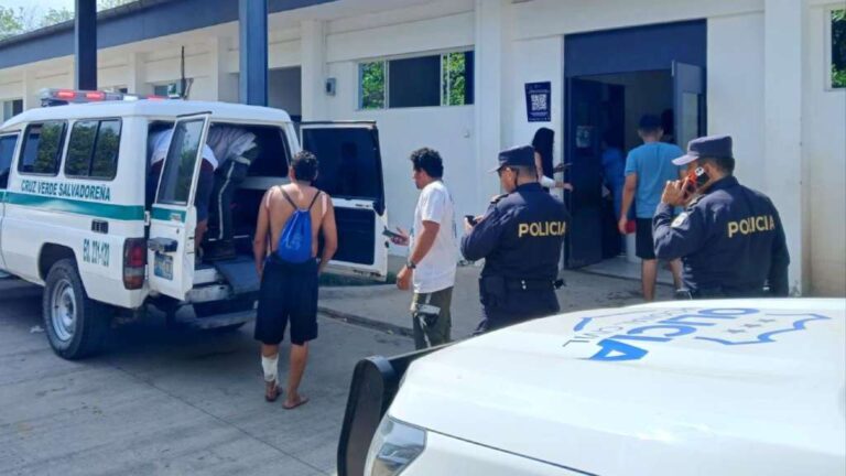 Se han reportado fuertes oleajes en la playa El Mahahual, La Libertad Costa, las cuales han causado alarma a los visitantes y los lugareños.