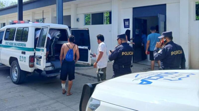 Se han reportado fuertes oleajes en la playa El Mahahual, La Libertad Costa, las cuales han causado alarma a los visitantes y los lugareños.