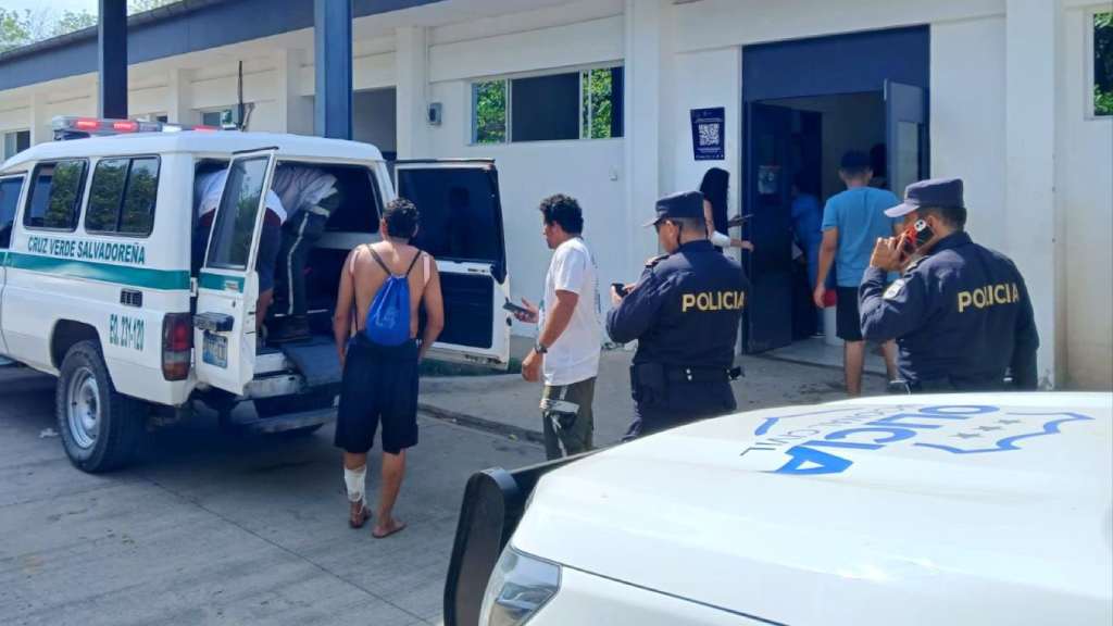 Se han reportado fuertes oleajes en la playa El Mahahual, La Libertad Costa, las cuales han causado alarma a los visitantes y los lugareños.