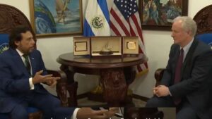 Félix Ulloa, cuestionó al senador Chris Van Hollen por preocuparse por un criminal e ignora niños salvadoreños detenidos en Estados Unidos.