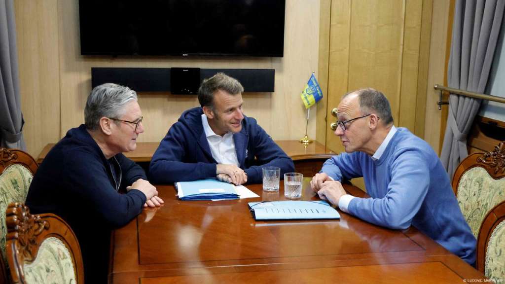 Según las publicaciones, Macron y Merz ocultaron rápidamente dos objetos, uno blanco y un utensilio, lo que generó un "silencio incómodo."