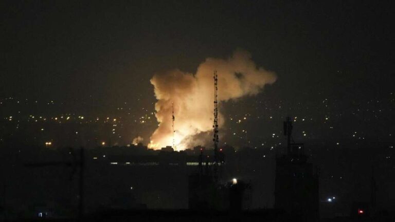 Las Fuerzas de Defensa de Israel, dijeron que atacaron instalaciones nucleares y militares incluyendo la planta de uranio