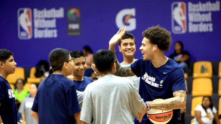 Con un grupo de basquetbolistas de Olimpiadas Especiales El Salvador se desarrolló el NBA Cares parte del Basketball Without Borders Americas.