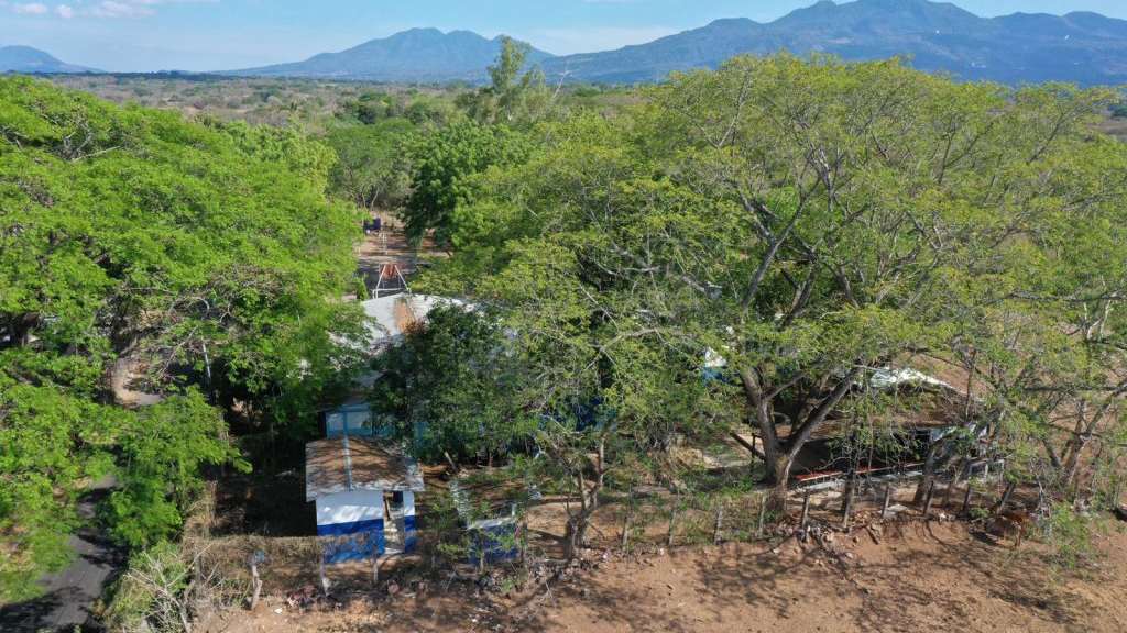Reconstrucción de 10 kms de calle y remodelación de la escuela cantón Escarbadero de Estanzuelas, Usulután Norte, lleva a cabo la DOM.