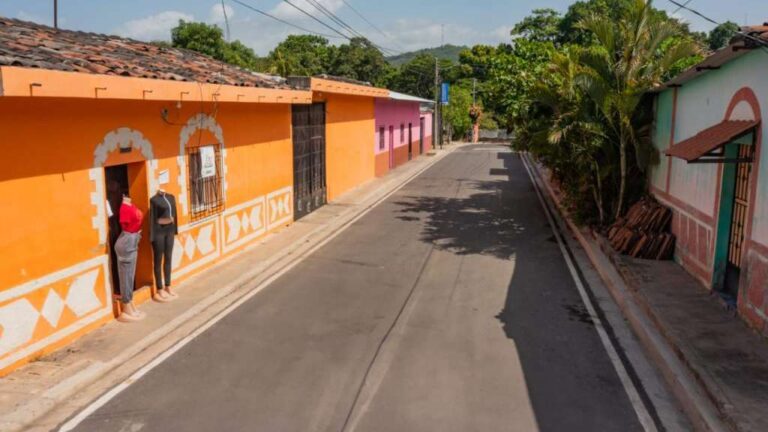 La DOM gobierno del presidente Nayib Bukele, transforma más de 30 kilómetros de calles urbanas y rurales en el departamento de San Vicente.