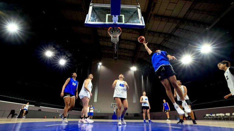 La selección femenina de baloncesto continúa su preparación en la duela del Gimnasio Nacional José Adolfo Pineda, rumbo a Chile.