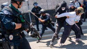 El presidente Trump, desplegó 2,000 efectivos de la Guardia Nacional, orden que no desaprueba el gobernador de California, Gavin Newsom.