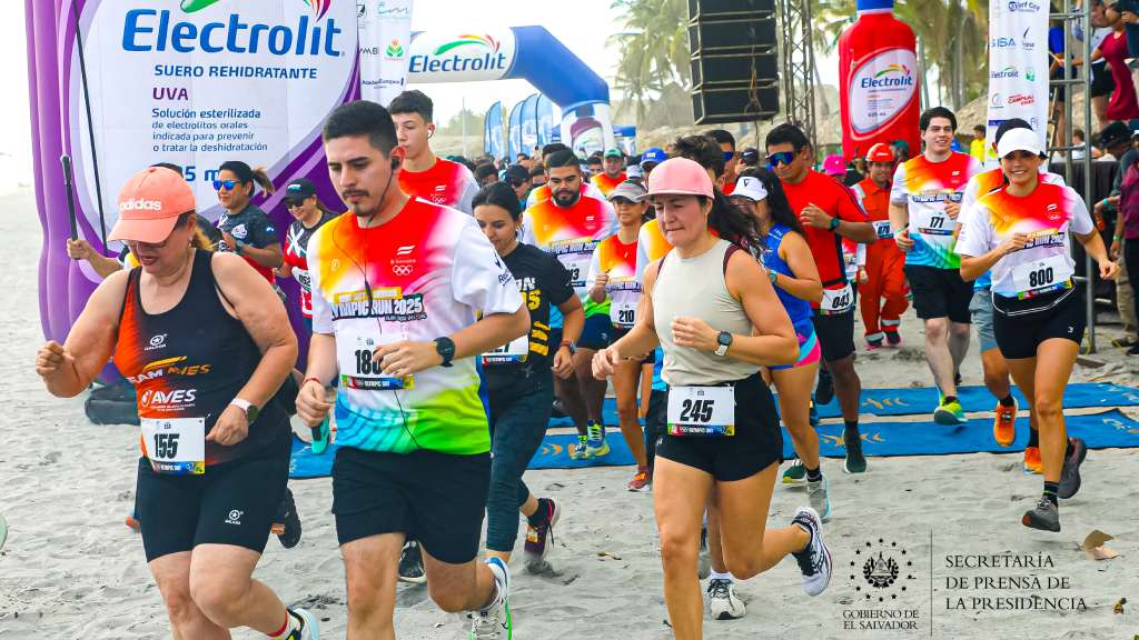 Gobierno del Presidente Nayib Bukele acompaña la celebración de la carrera Surf City Olympic Run 2025, en la Costa del Sol, La Paz Centro.