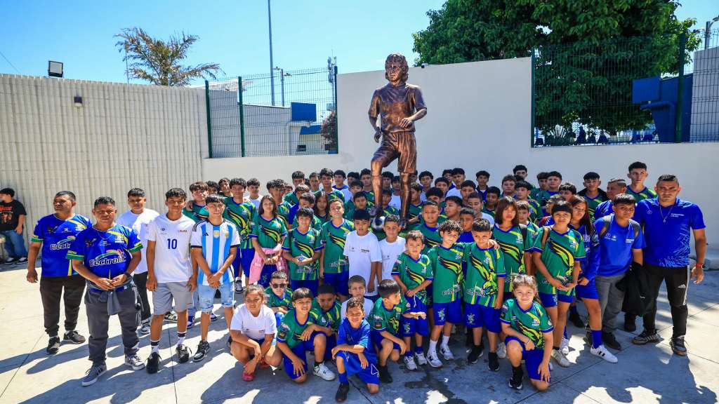 Los niños visitaron el estadio Mágico González, la Biblioteca Nacional de El Salvador, el Teatro Nacional, el palacio nacional y la catedral.