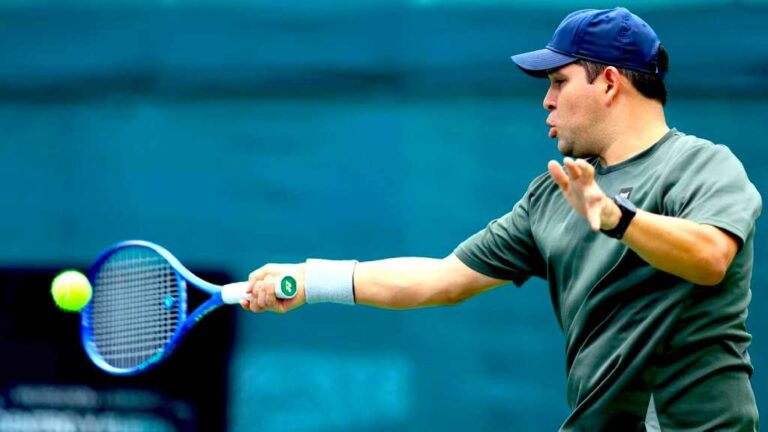 Óscar Rivera, exjugador de baloncesto, es uno de los 122 jugadores que participan en el Ranking Nacional Senior 2025 de Tenis.