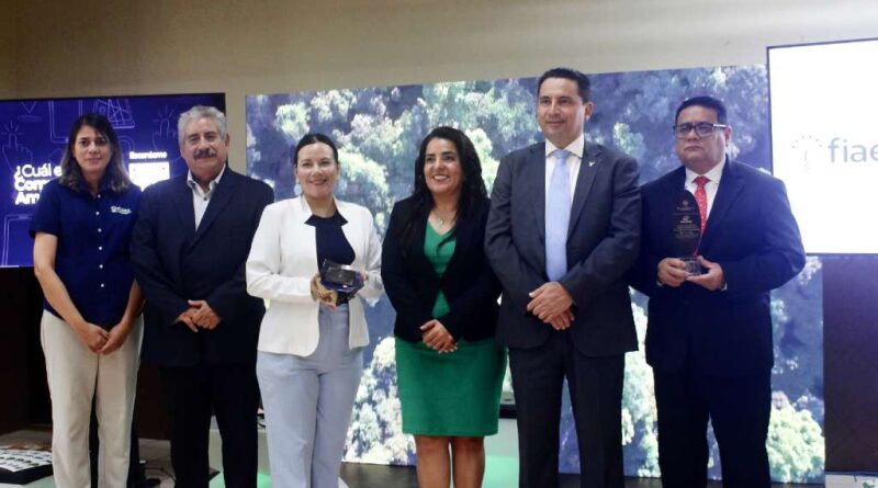 El galardón fue entregado en la celebración de los 15 años del programa UTEC Verde, desarrollado por la Universidad Tecnológica de El Salvador