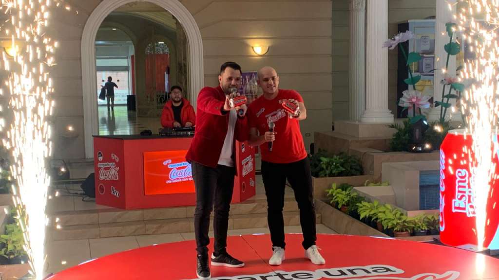 Coca Cola trae de nuevo la legendaria campaña “Share a Coke”, ofreciendo nuevas experiencias a una nueva generación.