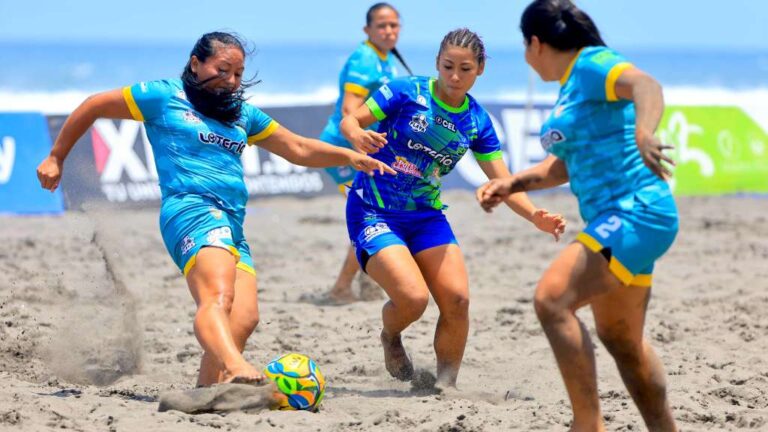 San Salvador, abrió la primera categoría femenina de la Liga de Fútbol Playa Copa CEL 2025 con victoria de 8-1 sobre Isla Rancho Viejo