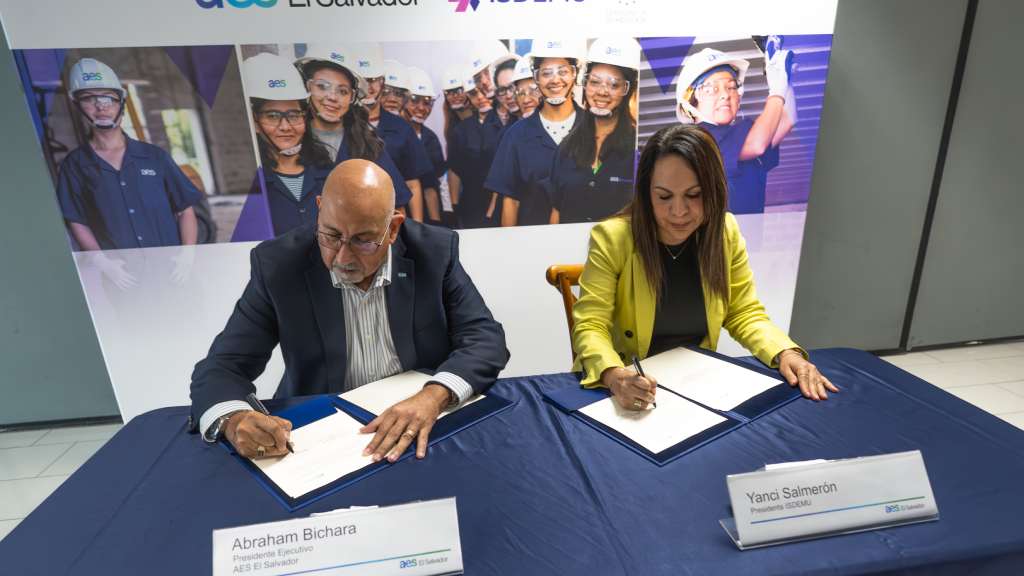 AES y el ISDEMU renovaron su compromiso de impulsar la formación técnica de más mujeres para el de electricidad