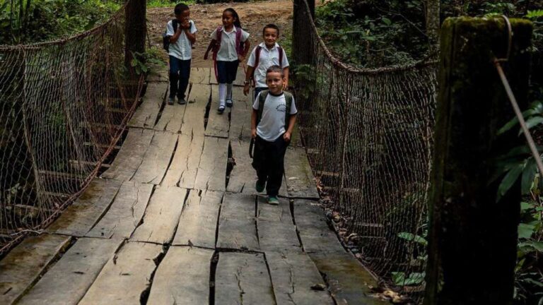 El gobierno del presidente Nayib Bukele a través de la DOM, construye puente en Dulce Nombre de María, Chalatenango, frontera con Honduras.