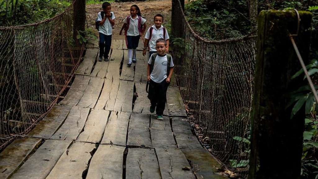 El gobierno del presidente Nayib Bukele a través de la DOM, construye puente en Dulce Nombre de María, Chalatenango, frontera con Honduras.