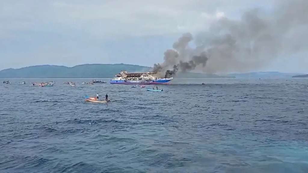 El fuego comenzó alrededor de las 13:30 hora local, obligando a muchos pasajeros a saltar al mar para escapar de las llamas.