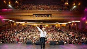 Alexa Zuart, se presemta este viernes 18 de julio en el Teatro Luis Poma, en lo que promete ser una noche cargada de humor inteligente