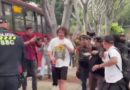 Luisito Comunica es insultado y escoltado por la policía durante una protesta