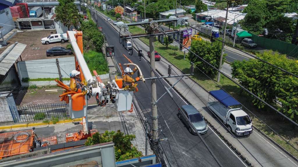 AES CAESS, realizó trabajos de mantenimiento en Soyapango y Apopa, en beneficio de más de 15,000 clientes de barrios y colonias.