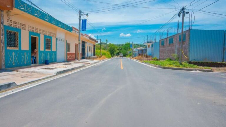 Casi tres kms de calles de Santa Rosa de Lima, La Unión Norte, fueron reconstruidas por la DOM del gobierno del presidente Nayib Bukele.