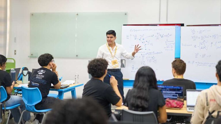 Crecer, patrocinó la conferencia InspiraSTEM, un programa que reunió a 100 estudiantes de ciencia, tecnología, ingeniería y matemáticas.
