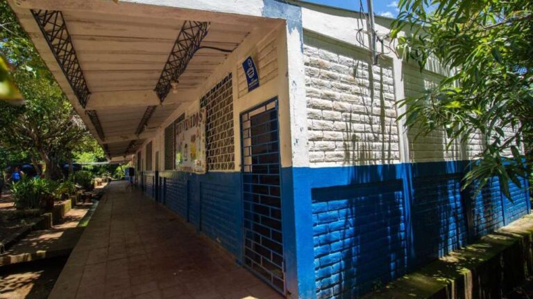 La DOM Remodela escuela y mejora de 8.4 kilómetros de calle entre los cantones Cutumayo y El Guayabo, Apastepeque, San Vicente Norte.