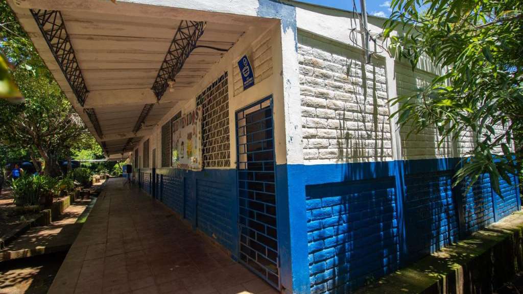 La DOM Remodela escuela y mejora de 8.4 kilómetros de calle entre los cantones Cutumayo y El Guayabo, Apastepeque, San Vicente Norte.