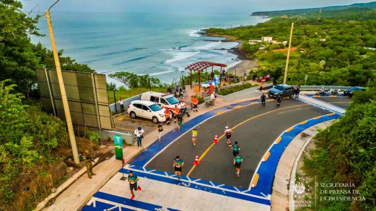 La carrera del Desafío Surf City 2, inició en la playa El Toro, en Usulután, y reunió a deportistas nacionales y extranjeros.