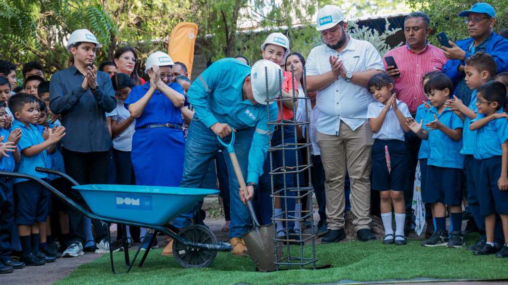La DOM constrtuye el Complejo Educativo del cantón San Antonio Silva, San Miguel Centro, parte de Dos escuelas por día del presidente Bukele.