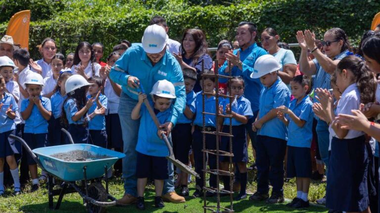 El proyecto en San Benito, incluye cinco aulas, inodoro baby, ducha, lavamanos, oficina de la dirección, cocina, comedor, bodega y sanitarios.