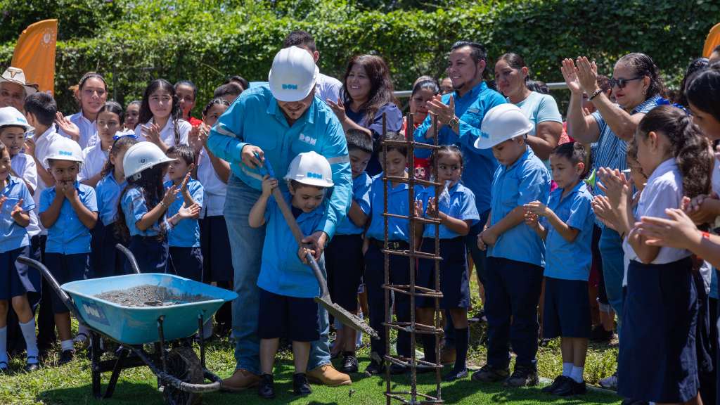 El proyecto en San Benito, incluye cinco aulas, inodoro baby, ducha, lavamanos, oficina de la dirección, cocina, comedor, bodega y sanitarios.